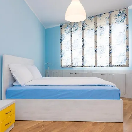 в жълто Апартаменты *